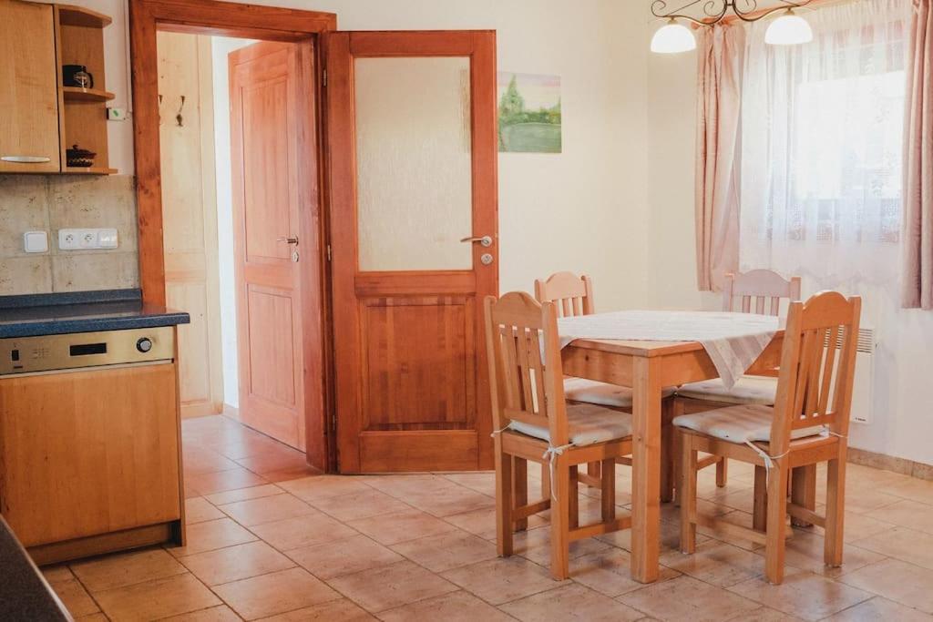Krasny Srub Na Jihu Brna Villa Zelesice Eksteriør bilde